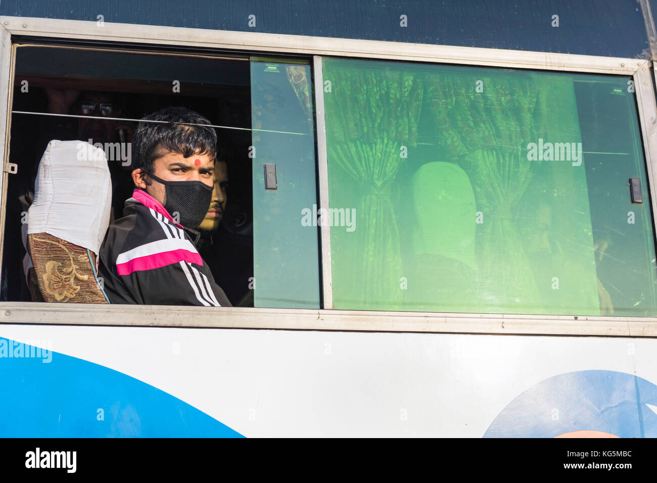 Kathmandu, Nepal Bagmati, ein Kerl aus dem Fenster einer Bus sieht Stockfoto