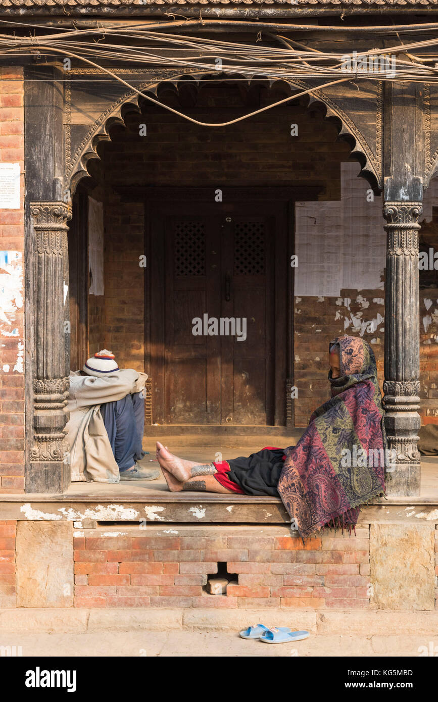 Bhaktapur, Kathmandu, Bagmati Gegend, Nepal Menschen schlafen auf einem Felsvorsprung. Stockfoto