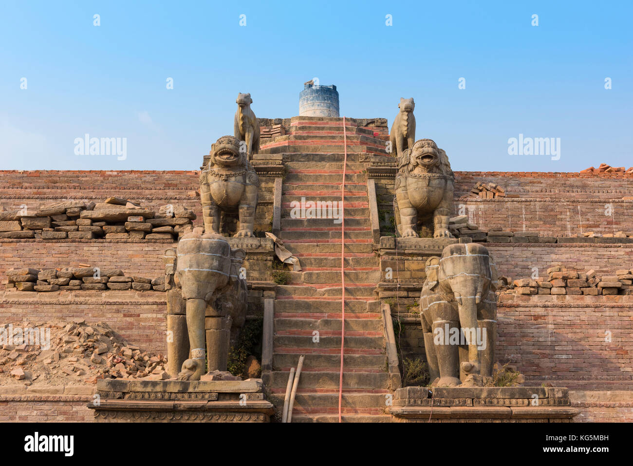 Bhaktapur, Kathmandu, Bagmati-Gebiet, Nepal Was bleibt vom Eingang zu einem Tempel in Bhaktapur. Stockfoto