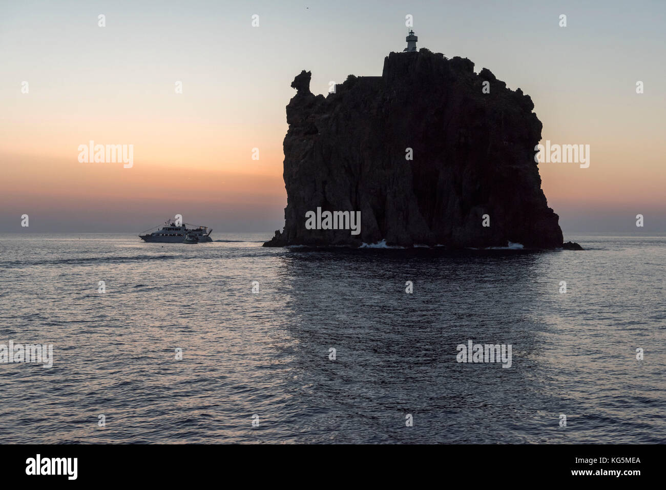 Rock Island in der Nähe von Stromboli, Messina, Sizilien, Italien, Europa. Die strombolicchio bei Sonnenuntergang Stockfoto