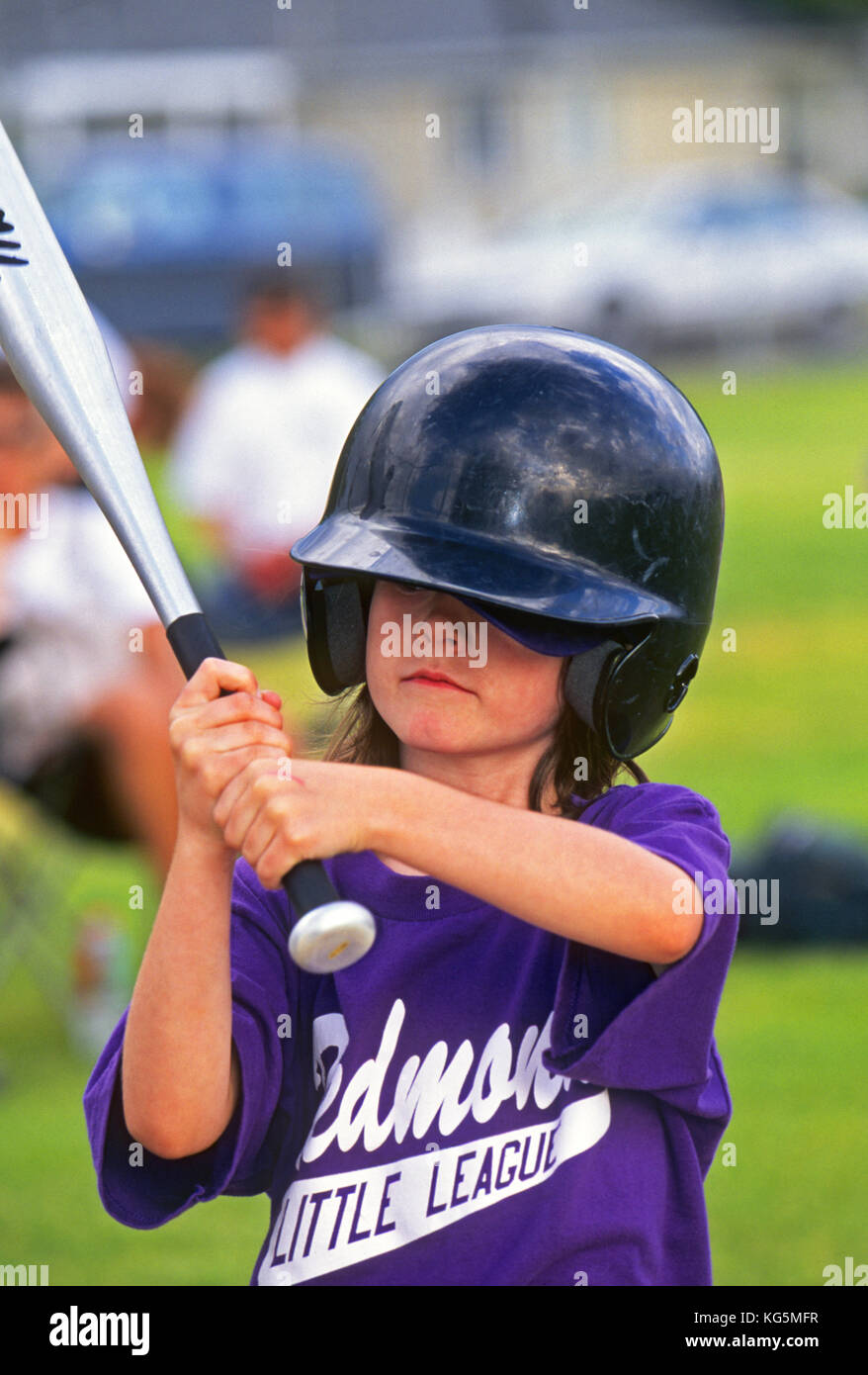 Ein junges Mädchen spielen "Little League Baseball, wartet auf einen Pitch aus dem Krug. Stockfoto
