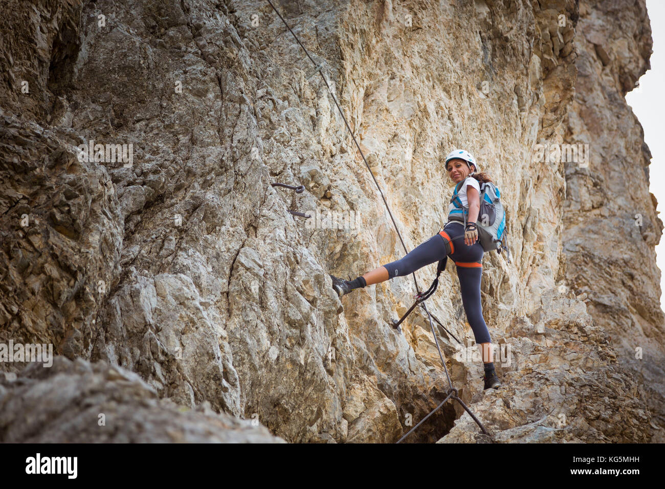 Ein Wanderer ist Klettern eine sehr harte Klettersteig, Provinz Trento, Trentino-Südtirol, Italien Stockfoto