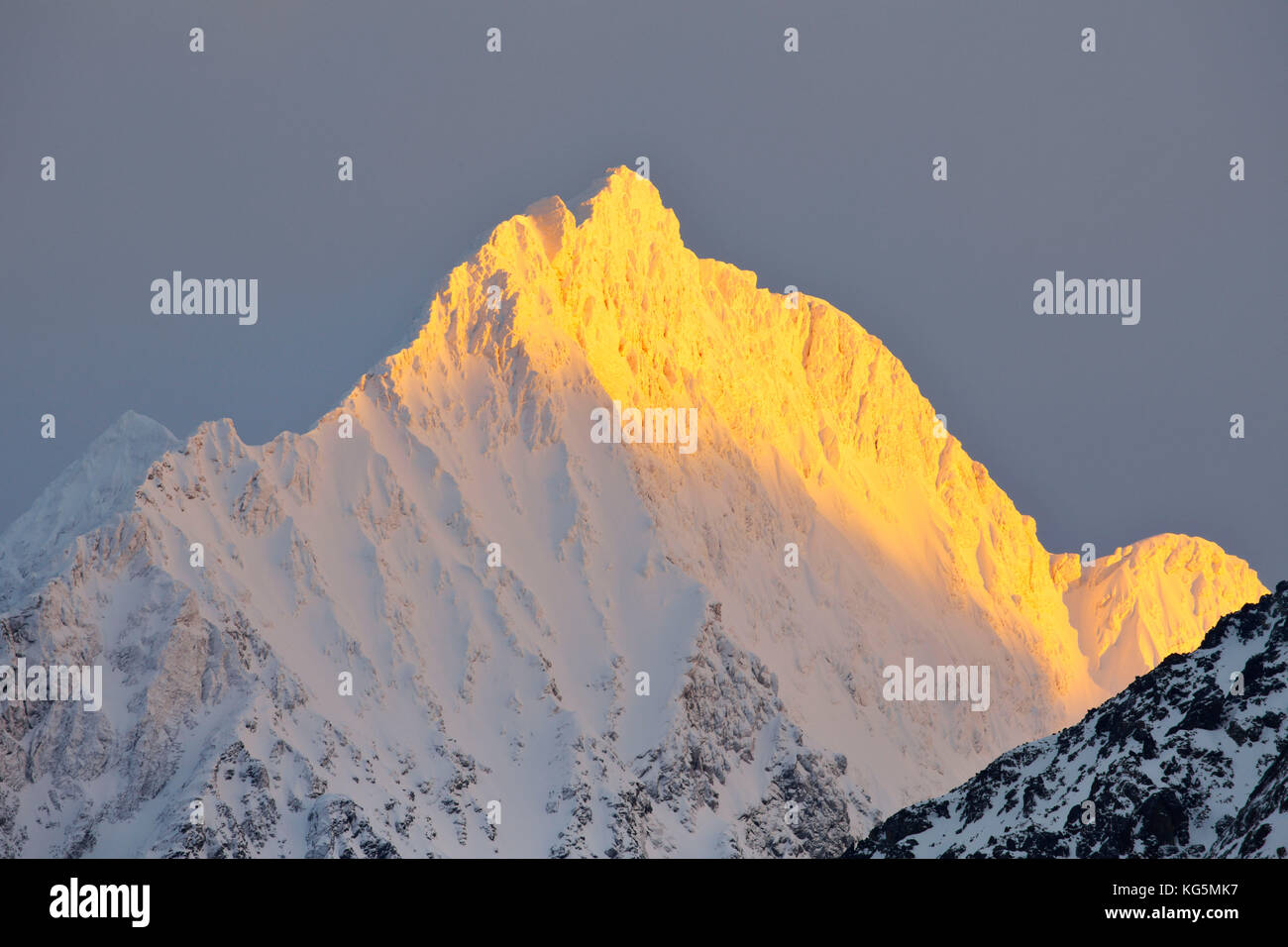 Die rosa Licht des Sonnenaufgangs Iminates die schneebedeckten Gipfel der Rocky Mountains Svensby Lyngen Alpen Tromsø Norwegen Europa Stockfoto