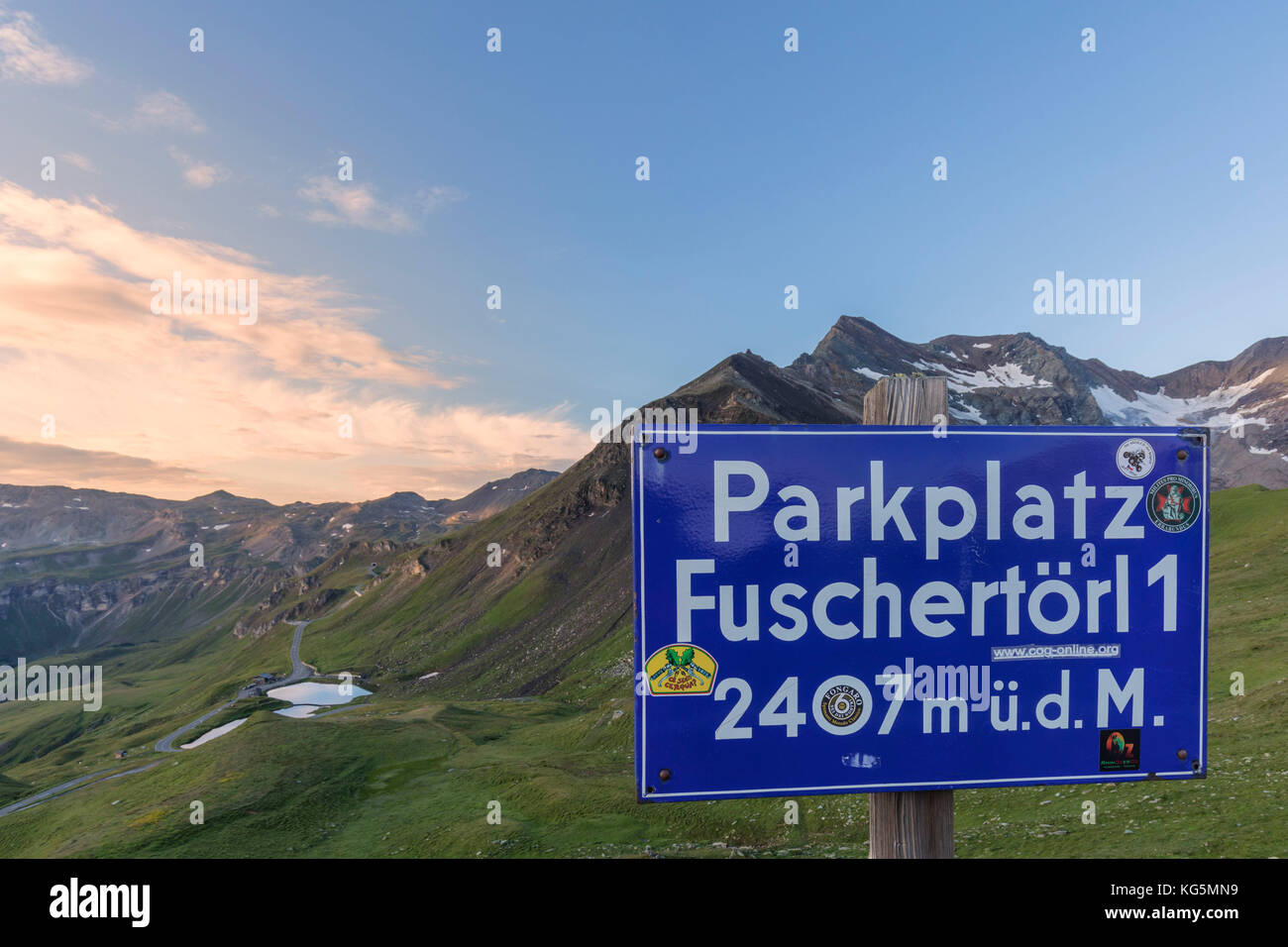Zeichen mit der Höhe an Aussichtspunkt fuschertoerl auf der Großglockner Hochalpenstraße, Österreich Stockfoto