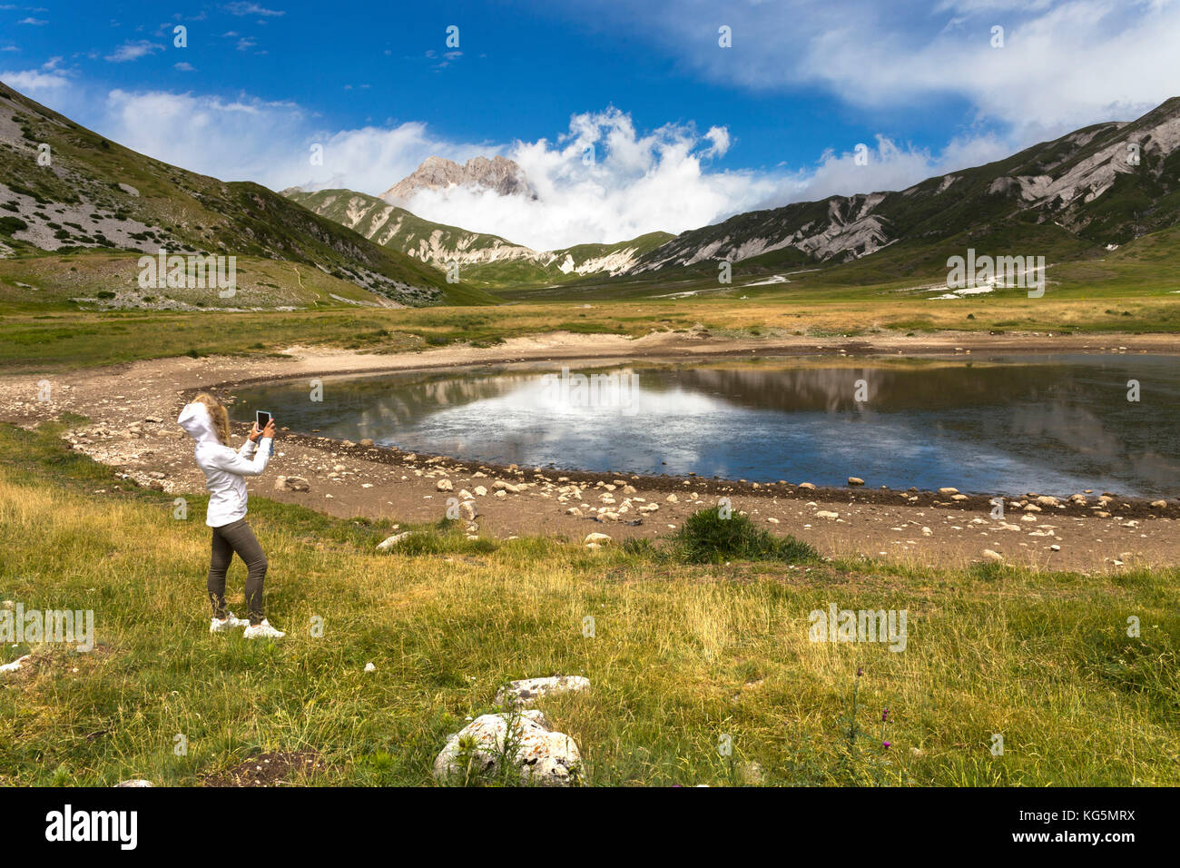 Der Corno Grande spiegelt sich in Pietranzoni See, Campo Imperatore, l'Aquila Bezirk, Abruzzen, Italien Stockfoto