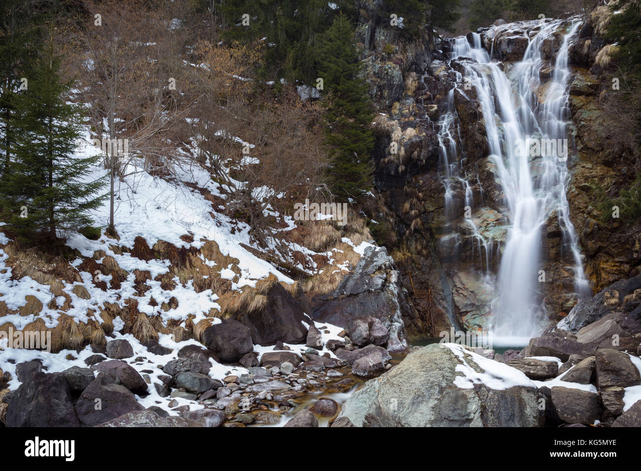 Winter Blick auf Vo "Wasserfall in der Nähe von Schilpario, Val di Scalve, Provinz Bergamo, Lombardei, Italien. Stockfoto