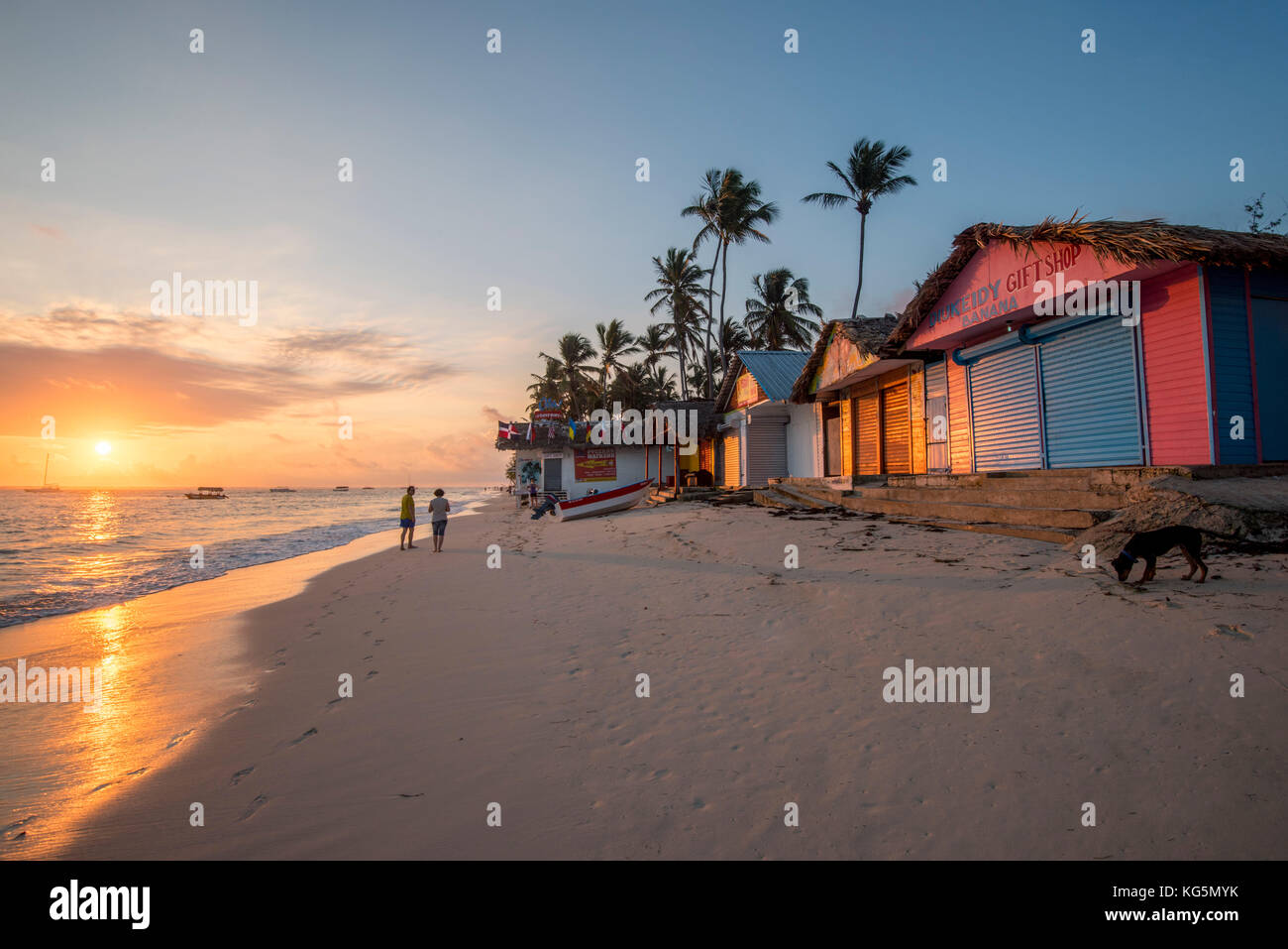 Playa Bavaro, Punta Cana, Higuey, Punta Cana, Dominikanische Republik. Umkleidekabinen am Strand bei Sonnenaufgang. Stockfoto