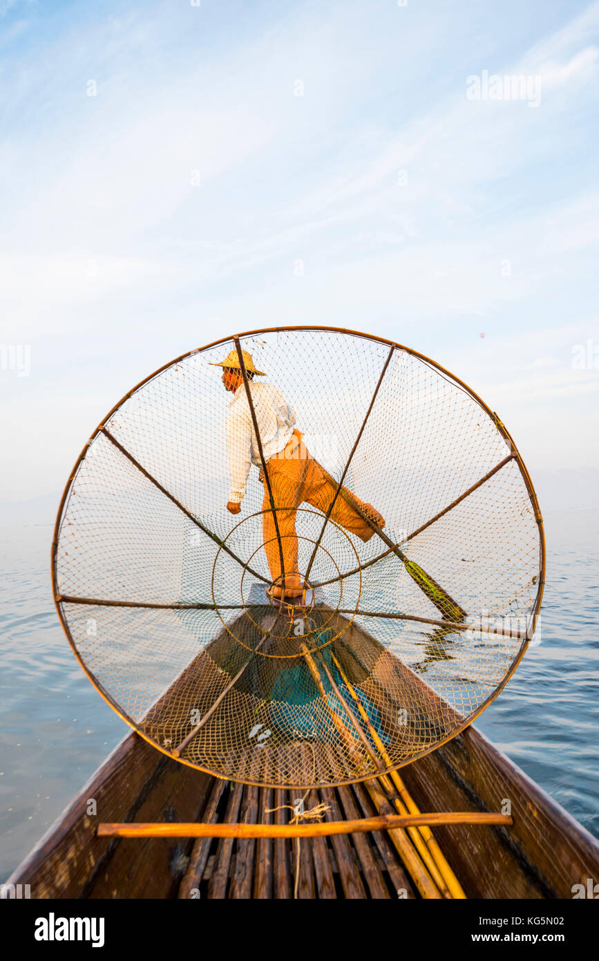 Inle-See, Nyaungshwe Township Taunggyi Bezirk, Myanmar (Burma). Lokale Fischer mit typischen kegelförmigen Fischernetz. Stockfoto