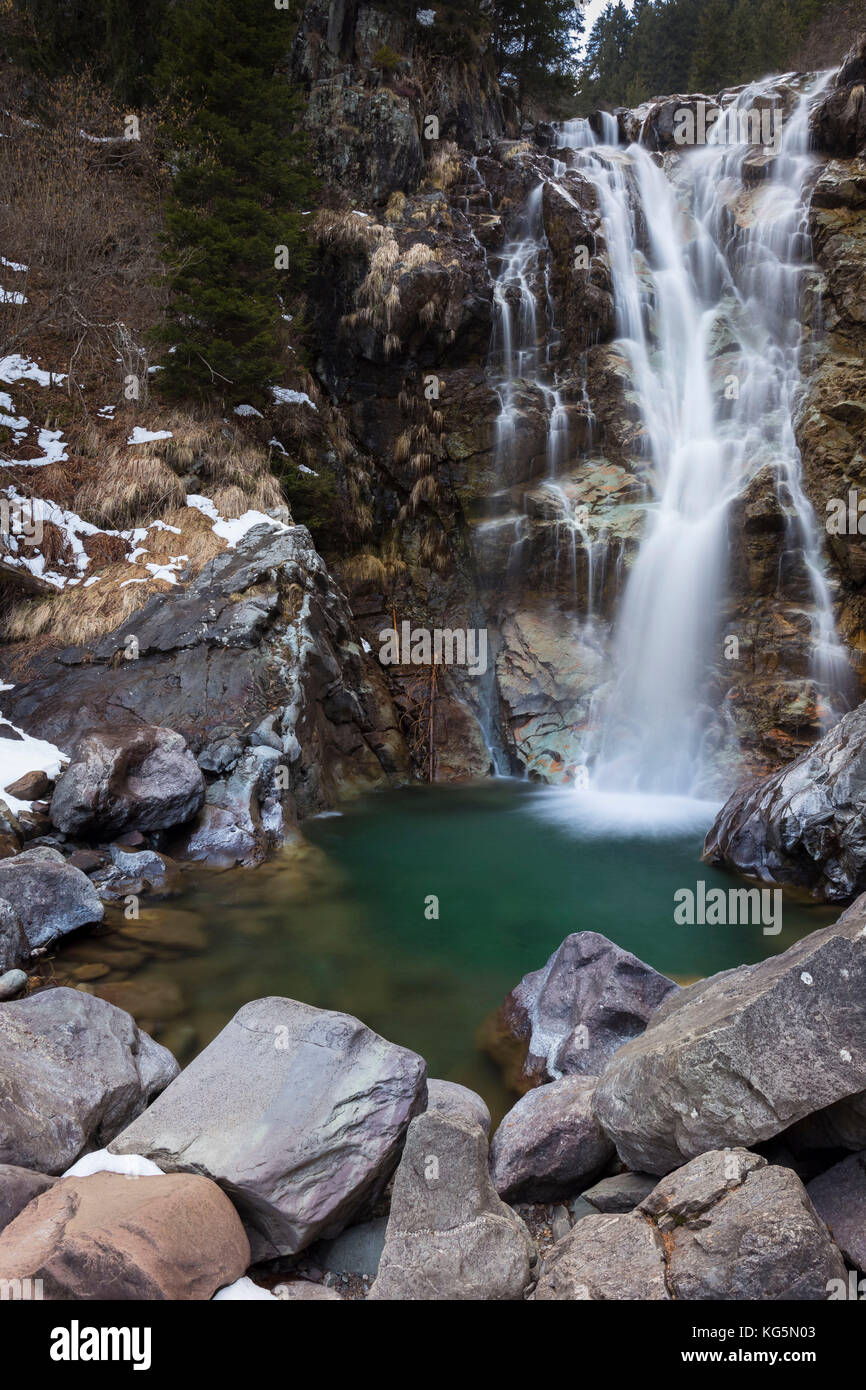Vo "Wasserfall in der Nähe von Schilpario, Val di Scalve, Provinz Bergamo, Lombardei, Italien. Stockfoto