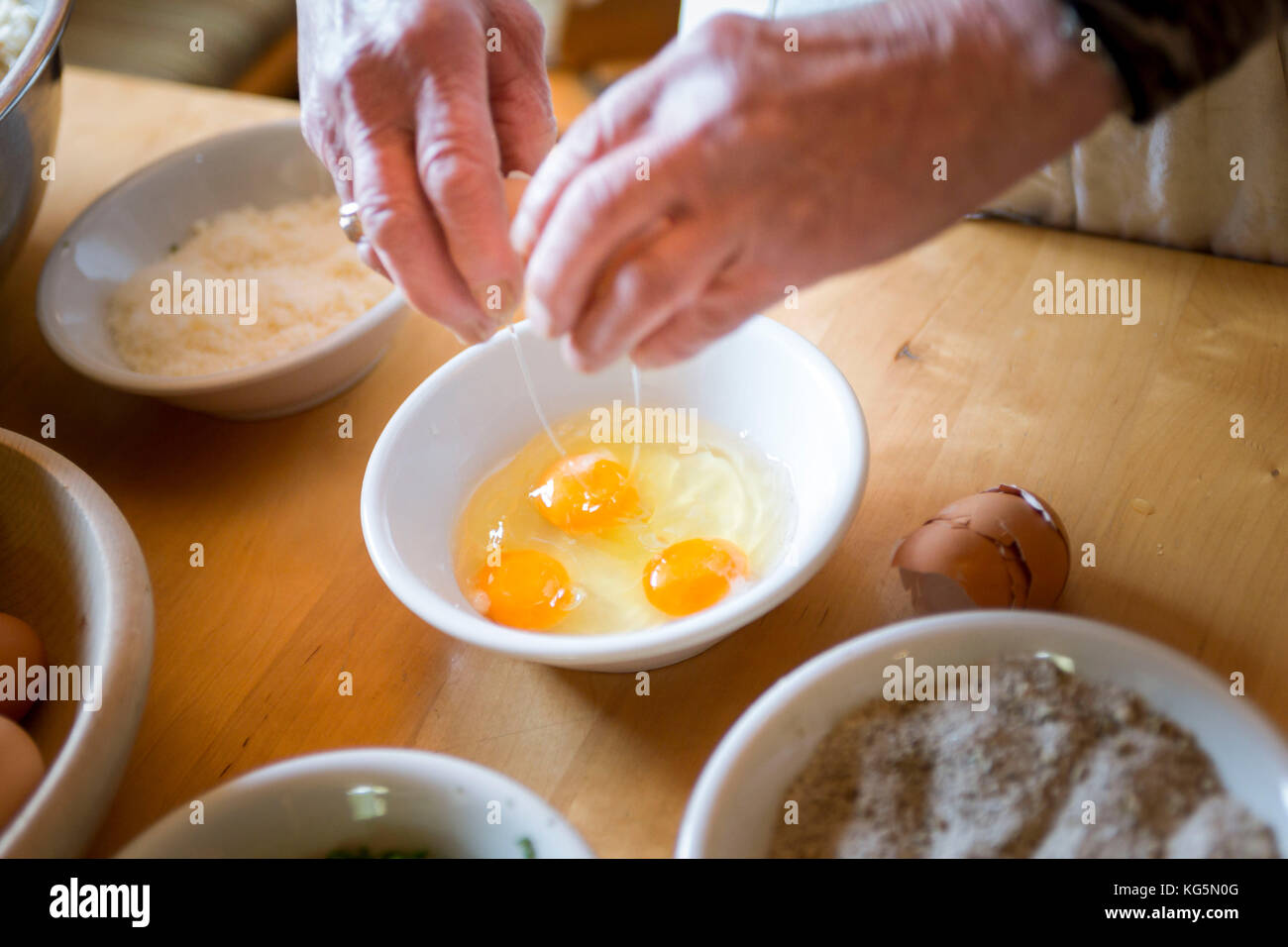 Ein Koch bereitet eine traditionelle Gerichte mit Eiern, Provinz Bozen, Südtirol, Italien Stockfoto