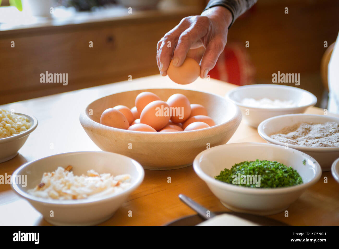 Ein Koch bereitet eine traditionelle Gerichte mit Eiern, Provinz Bozen, Südtirol, Italien Stockfoto
