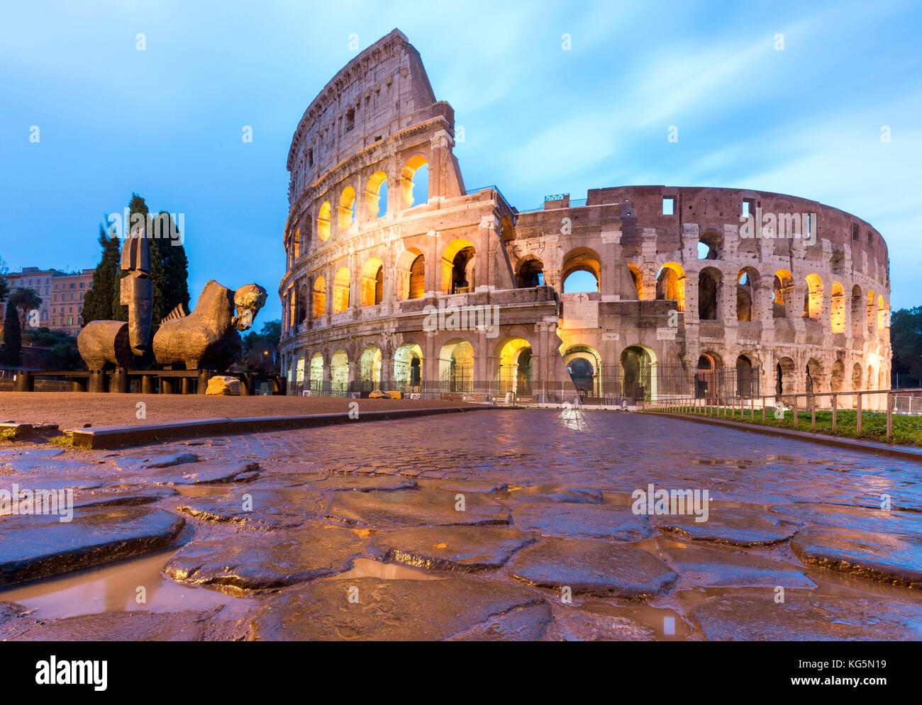 Italien, Latium, Rom. Morgengrauen im Kolosseum Stockfoto