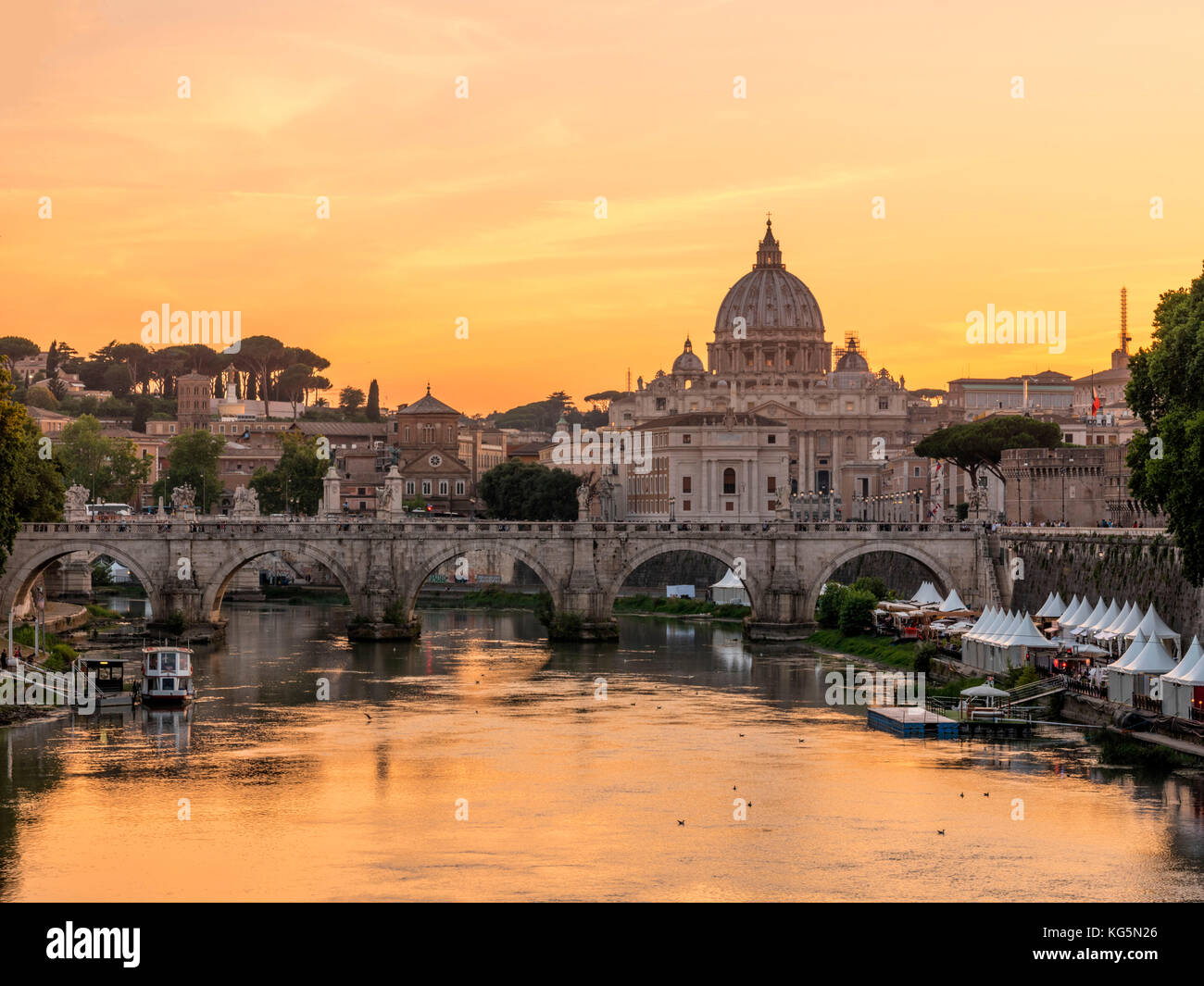 Italien, Latium, Rom. Sonnenuntergang auf der St. Peter Basilika Stockfoto