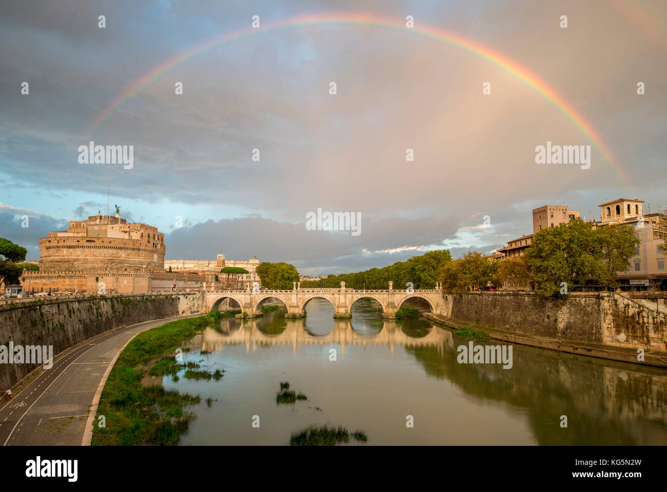 Italien, Latium, Rom. Regenbogen über der Engelsburg Stockfoto