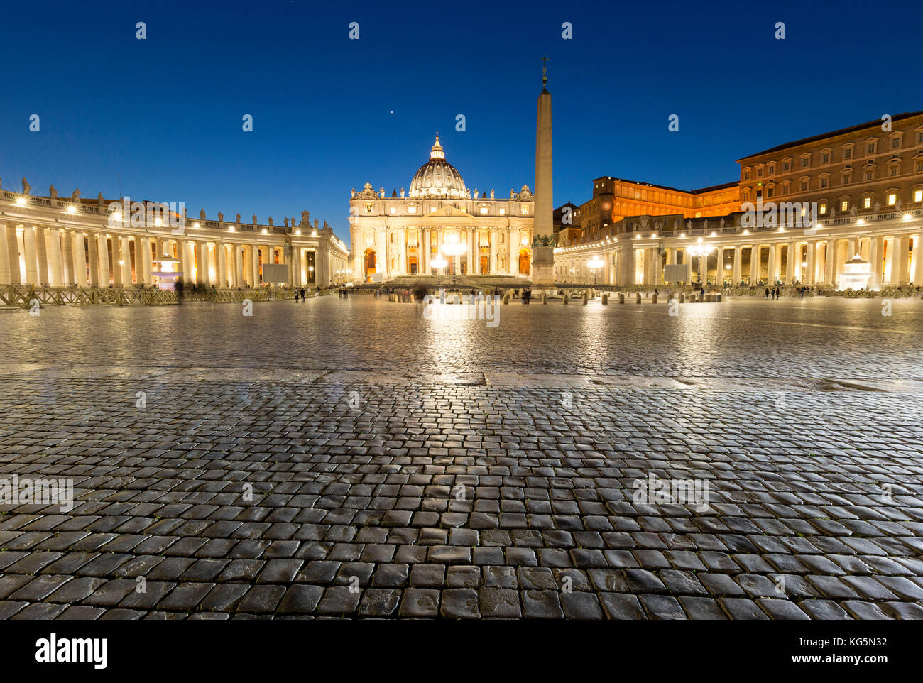 Italien, Latium, Rom. Petersdom in der Dämmerung Stockfoto