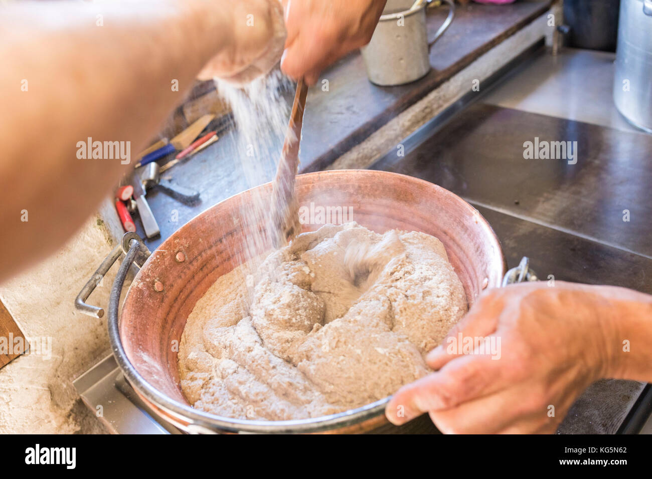 Der Küchenchef bereitet die typischen Polenta, San Romerio Alp, Graubünden, Kanton Graubünden, Puschlav, Schweiz Stockfoto