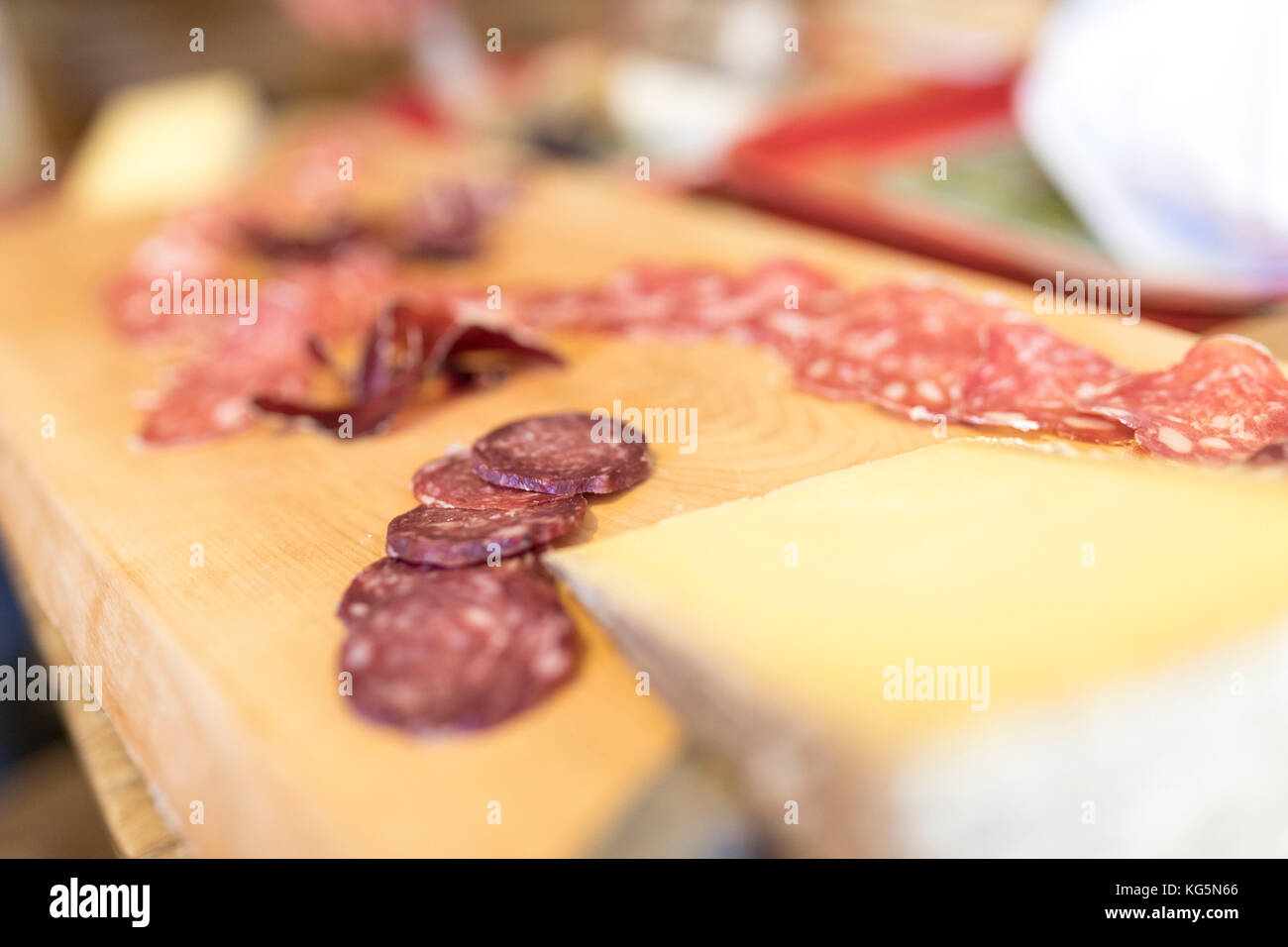 Salami auf Holz Schneidebrett, San Romerio Alp, Graubünden, Kanton Graubünden, Puschlav, Schweiz Stockfoto