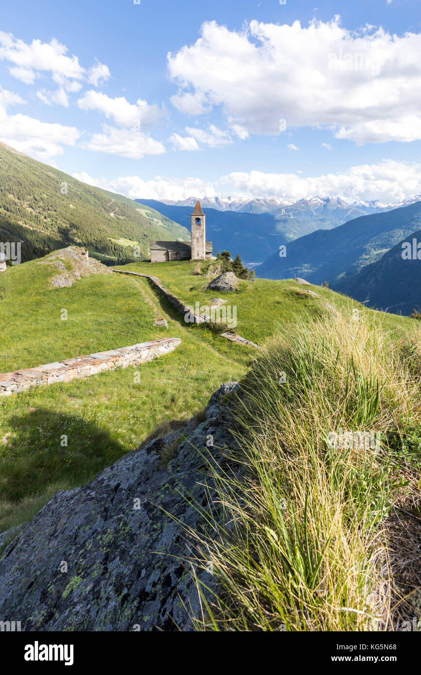 Wiesen und alte Kirche im Hintergrund, Alp San Romerio, Brusio, Kanton Graubünden, Poschiavo, Schweiz Stockfoto