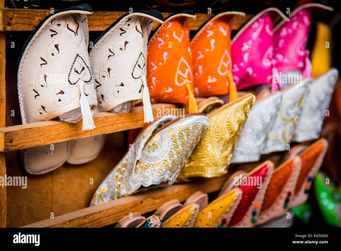 Fes, Marokko, Nordafrika. Detail von typischen marokkanischen farbigen Schuhen. Stockfoto