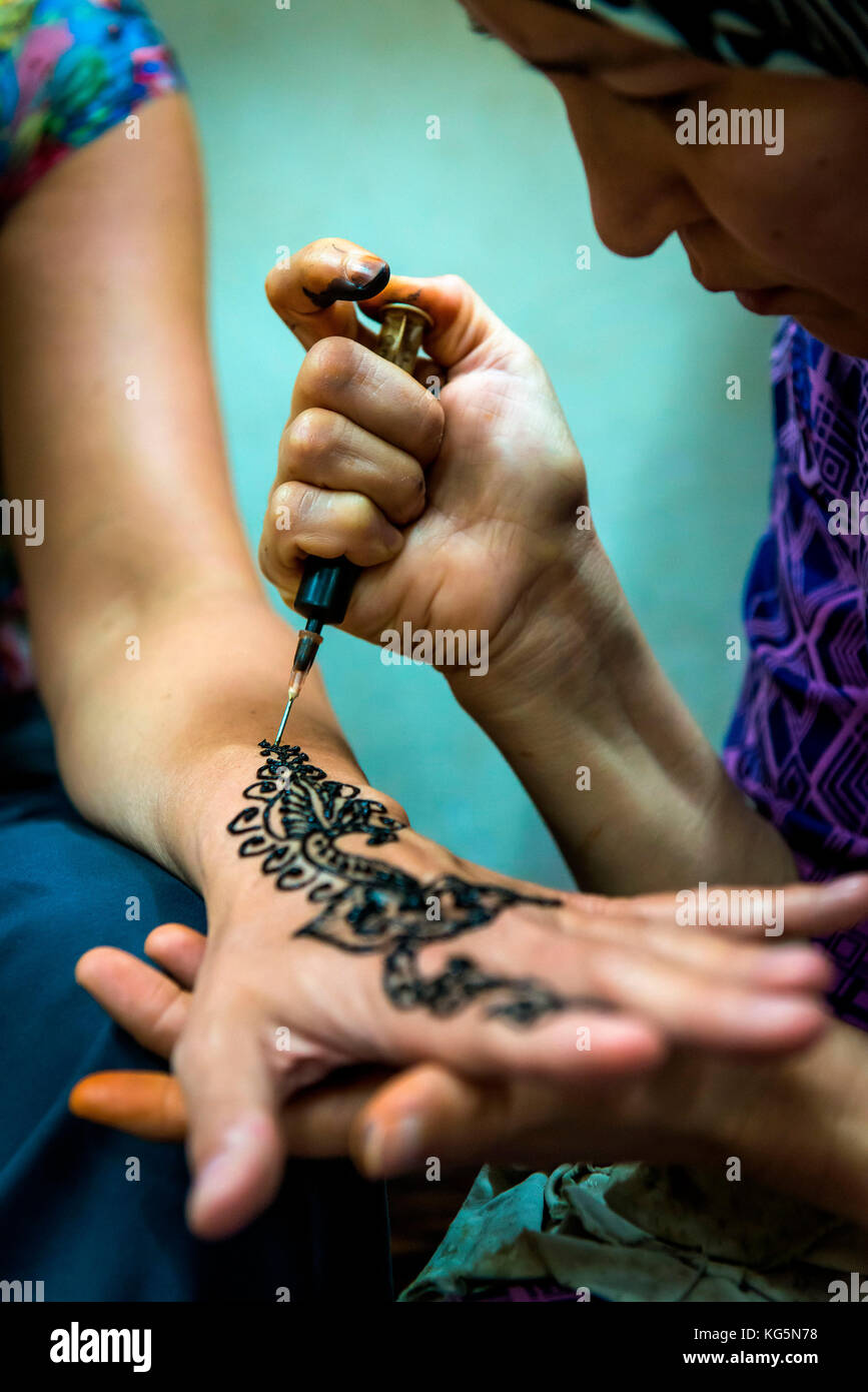 Fes, Marokko, Nordafrika. Henna Tattoo auf der Hand für einen Touristen. Stockfoto