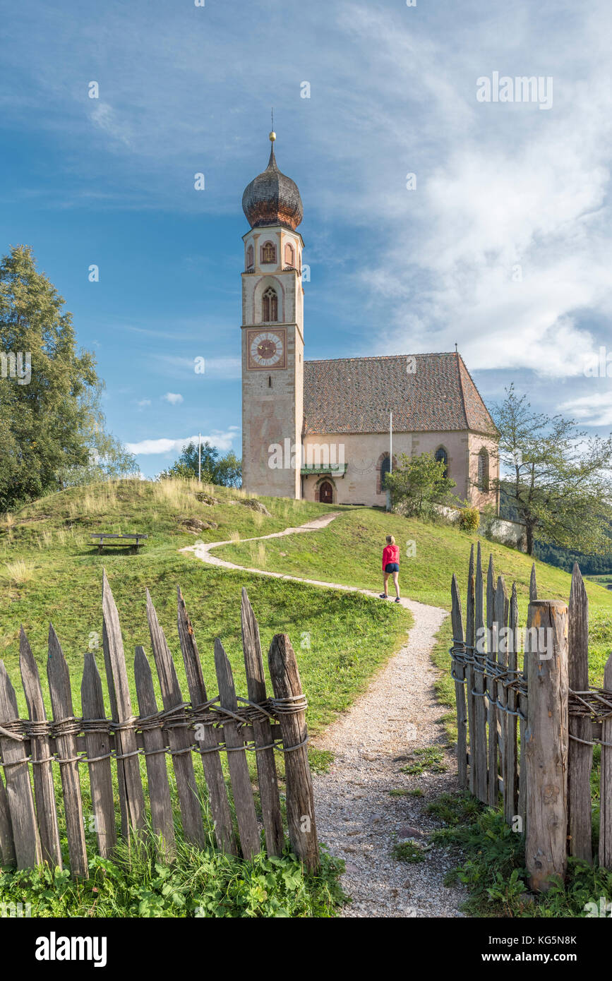 Fiè / Völs, Provinz Bozen, Südtirol, Italien. Die Kirche des Heiligen Konstantin Stockfoto