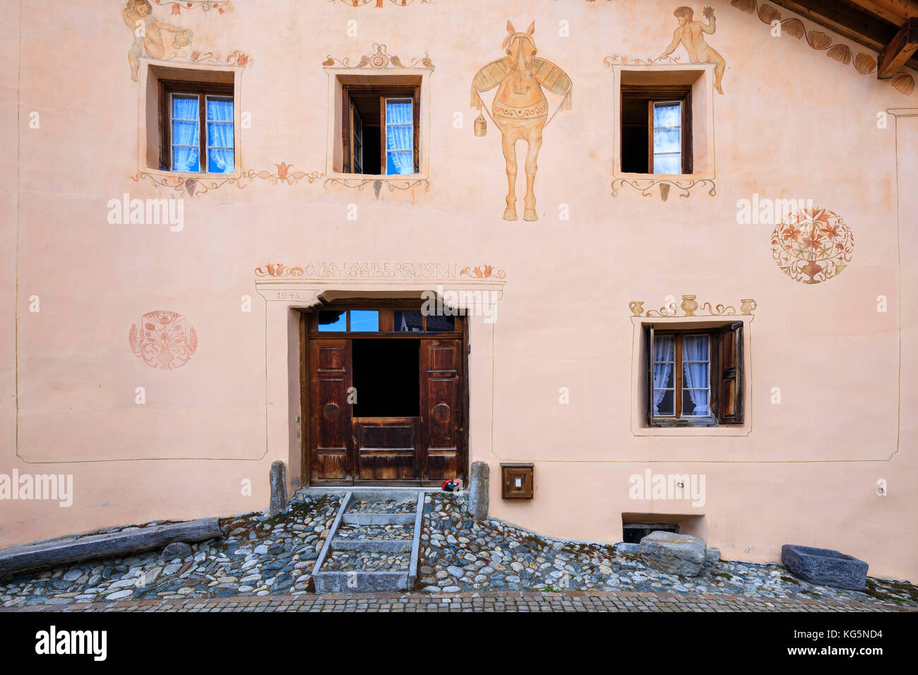 Details der dekorierten Fassade eines typischen Alpenhauses Guarda Kanton Graubünden Inn Bezirk Unterengadin Schweiz Europa Stockfoto