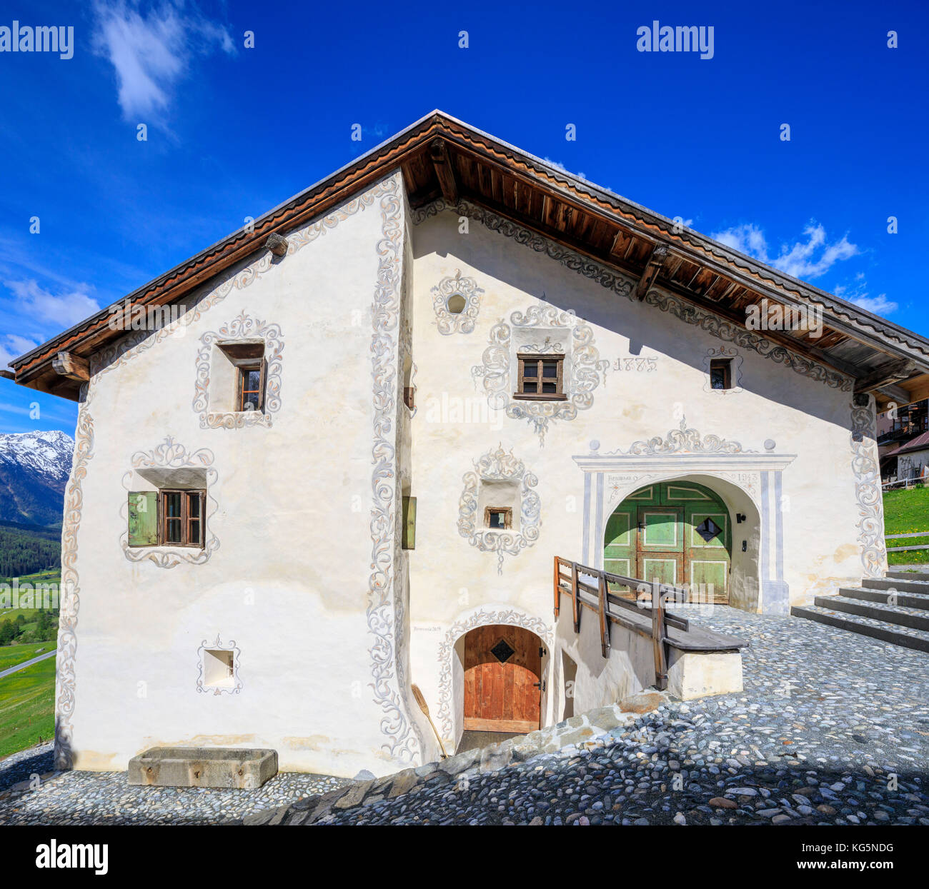 Panorama von typischen Alpenhaus eingerahmt von blauem Himmel Guarda Kanton Graubünden Inn Bezirk Unterengadin Schweiz Europa Stockfoto