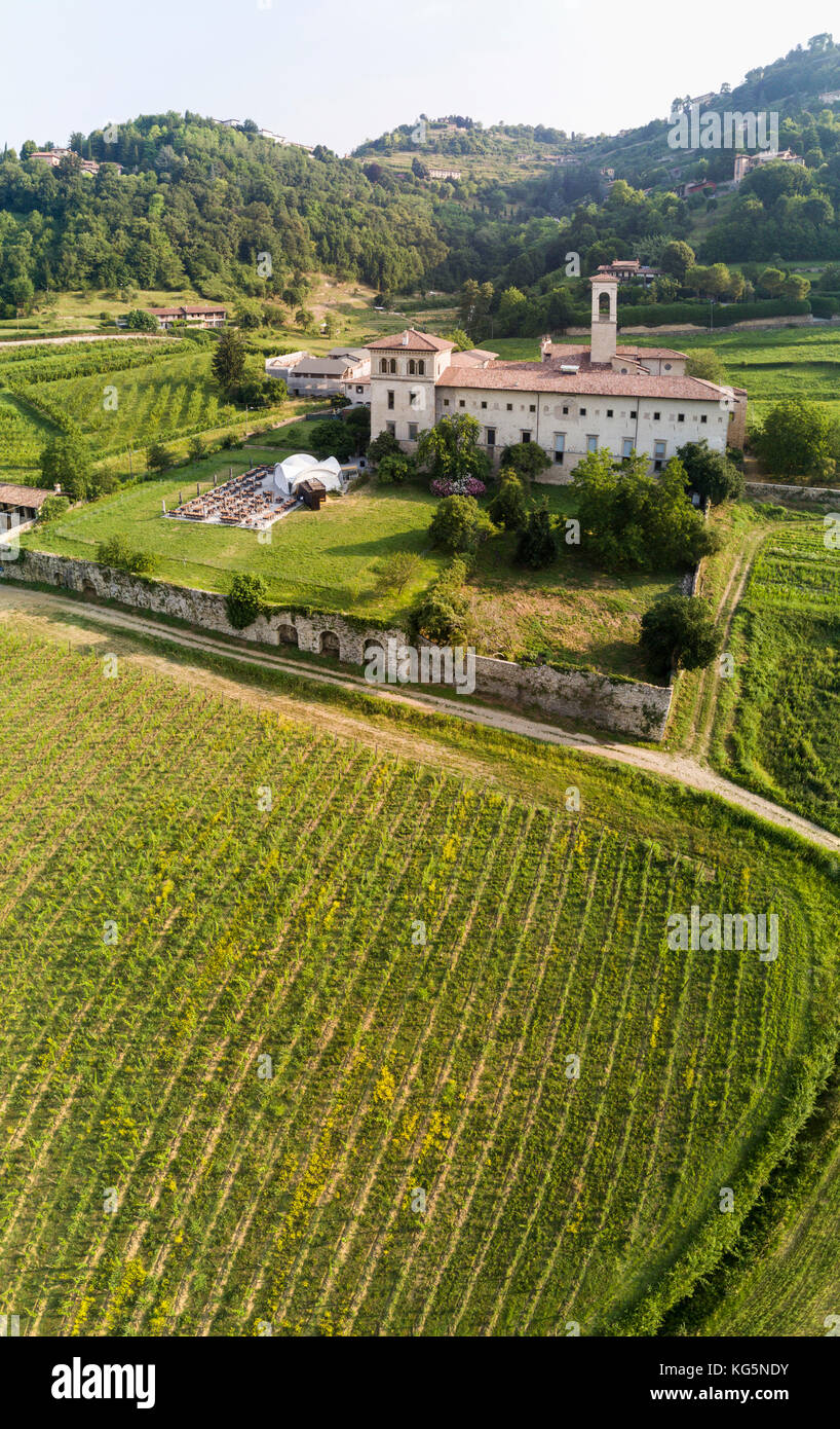 Panoramablick auf das historische Kloster des astino und grüne Weinberge, longuelo, Provinz Bergamo, Lombardei, Italien, Europa Stockfoto