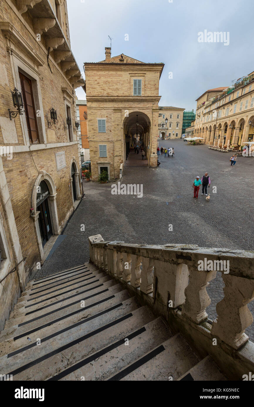 Eine typische Freitreppe unter den historischen Gebäuden und Arkaden von Piazza del popolo Fermo marche Italien Europa Stockfoto