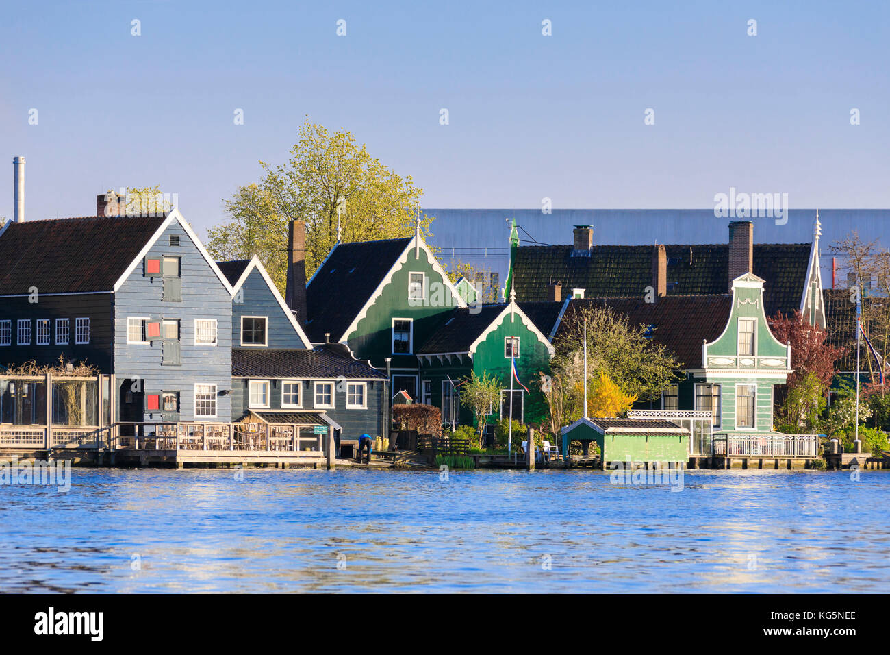 Typische Holzhäuser des Fischerdorfes zaanse schans durch Zaan North Holland Niederlande Europa gerahmt Stockfoto