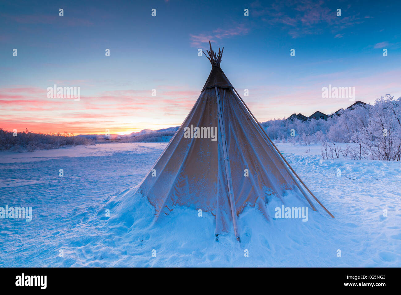 Rosa Himmel bei Sonnenaufgang auf dem isolierten samischen Zelt im Schnee, abisko, Norrbotten County, Gemeinde Kiruna, Lappland, Schweden Stockfoto