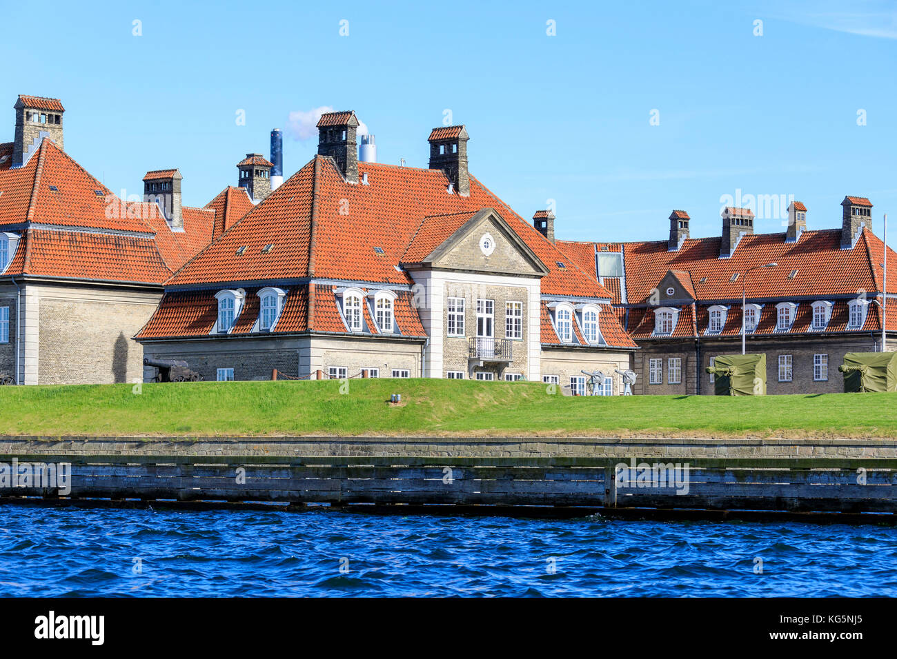 Typische Häuser der Wohngegend von einer Bootsfahrt auf den Kanälen von Kopenhagen, Dänemark Stockfoto