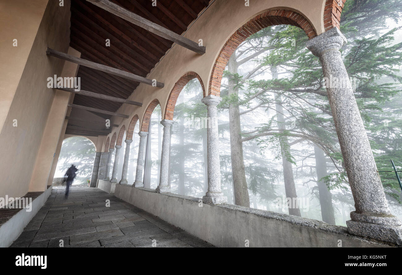 Die Kirche von Airuno im Nebel, park Adda Nord, Lecco Provinz Brianza, Lombardei, Italien, Europa Stockfoto