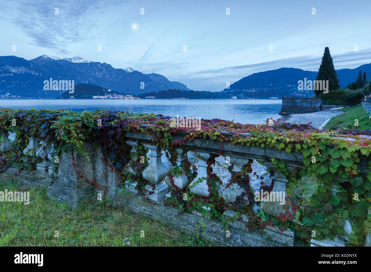 Terrasse auf den See Cadenabbia mit Blick auf Bellagio, Lombardei, Italien Stockfoto