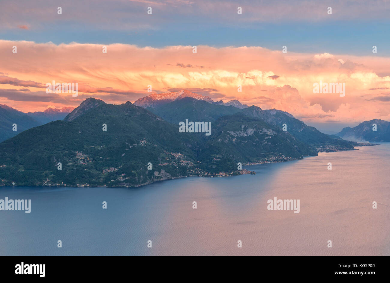 Sturm Wolken bei Sonnenuntergang über den Bergen auf den Comer See und Valsassina von den Hängen der Berge über Menaggio Lombardei gesehen. Italien. Europa Stockfoto