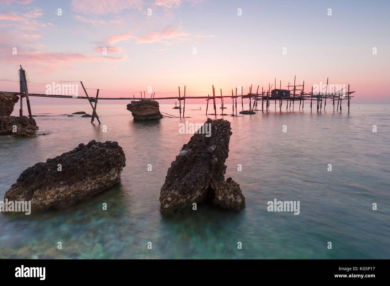 Blick auf die Costa dei Trabocchi, trabocco ist eine alte Maschine typische Angeln an der Küste der Abruzzen, Adria, Italien Stockfoto