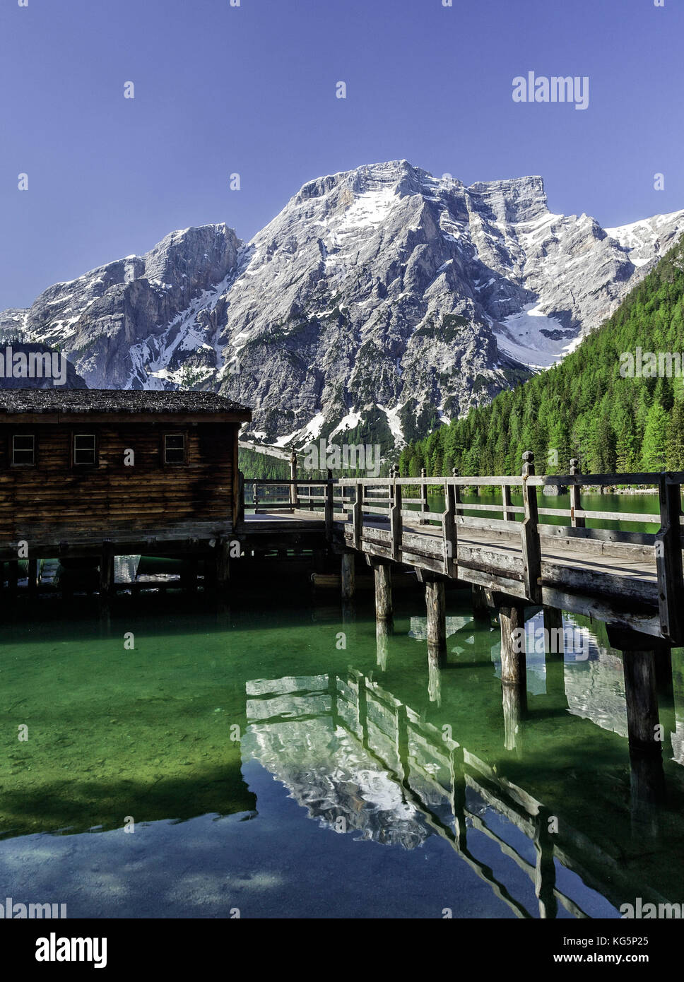 Holzhütte in den See Prags in Boden zurück Croda del Becco, Naturpark Fanes Sennes Bozen Trentino Alto Adige Italien Europa Stockfoto