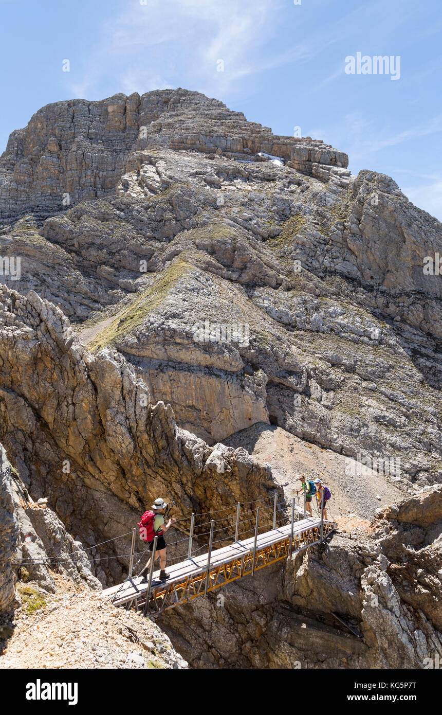 Italien, venetien, Belluno, Cortina d'Ampezzo, Wanderer kreuzt eine kurze Hängebrücke auf dem Weg zum Berg Croda del Vallon Bianco Stockfoto