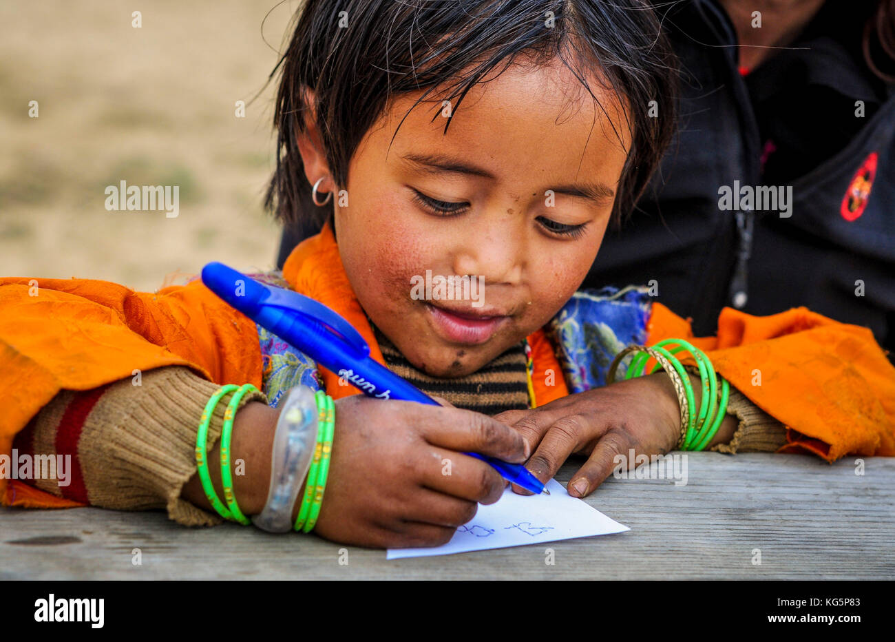 Kind mag zu zeichnen, Rasuwa District, bagmati Region, Nepal, Asien Stockfoto