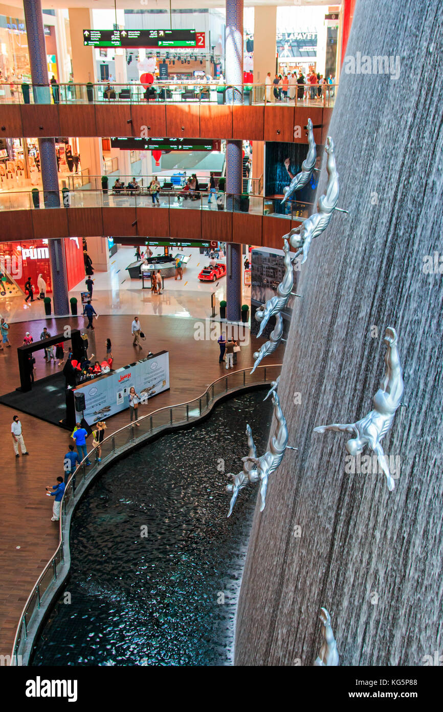 Dubai, Vereinigte Arabische Emirate. Wasserfall in der Dubai Mall, die weltweit größte Shopping Mall auf der gesamten Fläche Stockfoto