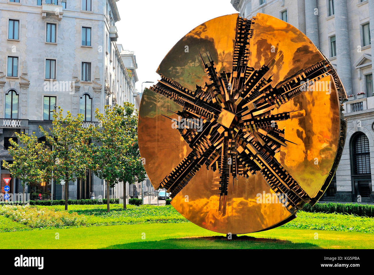 Giò Pomodoro Bronze-Scheibe Skulptur auf der Piazza Meda, Innenstadt von Mailand, Italien Stockfoto