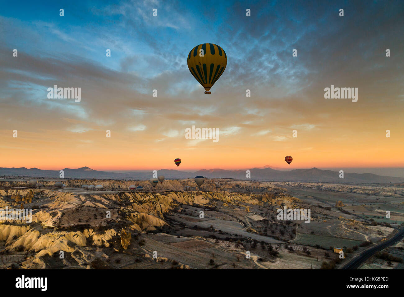 Ballons fliegen auf einen tollen Blick über Göreme Göreme in Kappadokien, Türkei (Türkei) Stockfoto