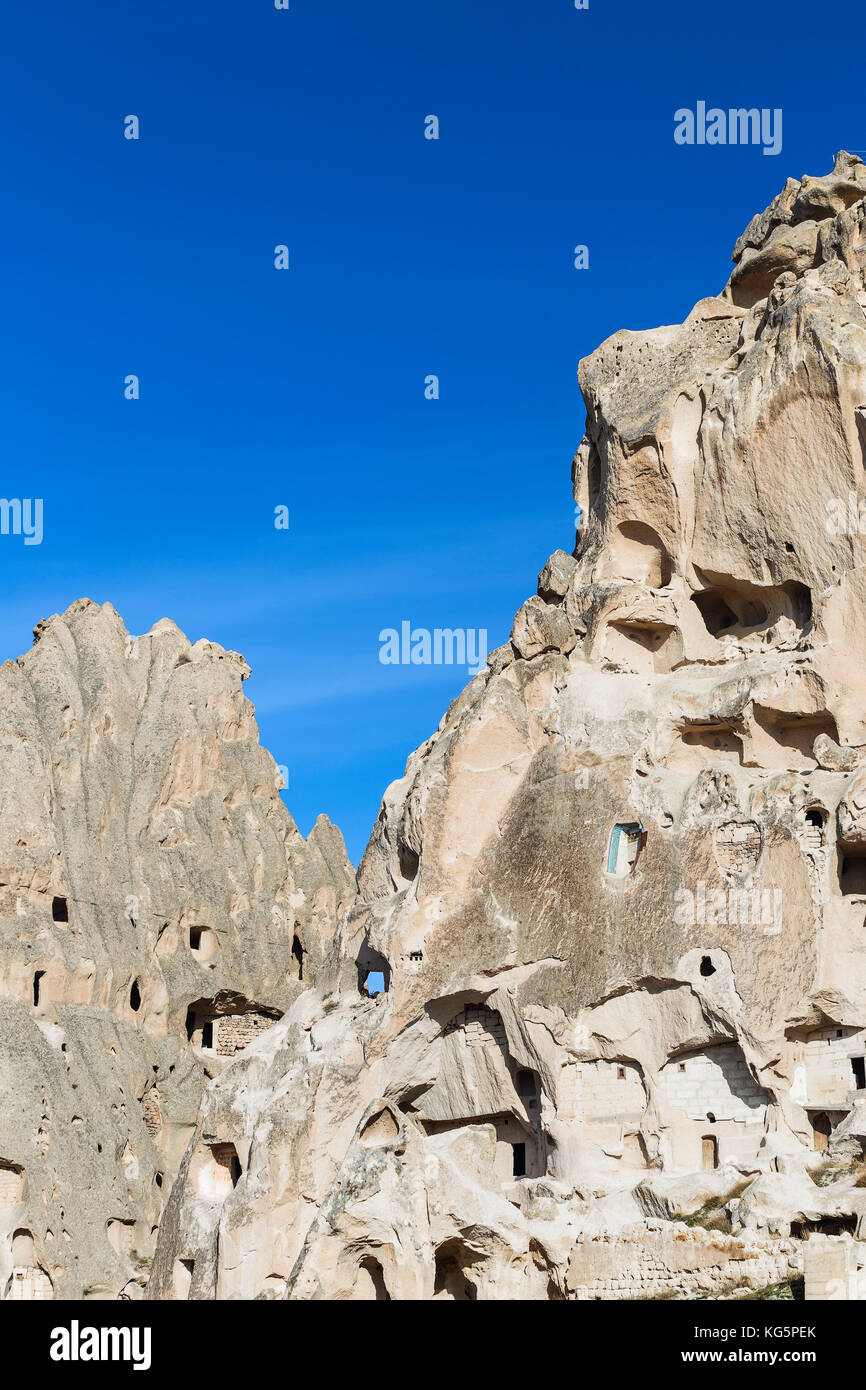 Blick auf den blauen Himmel zwischen den Felsen von Tarihi Milli Parki, Goreme, Kappadokien, Türkei (Turchia) Stockfoto
