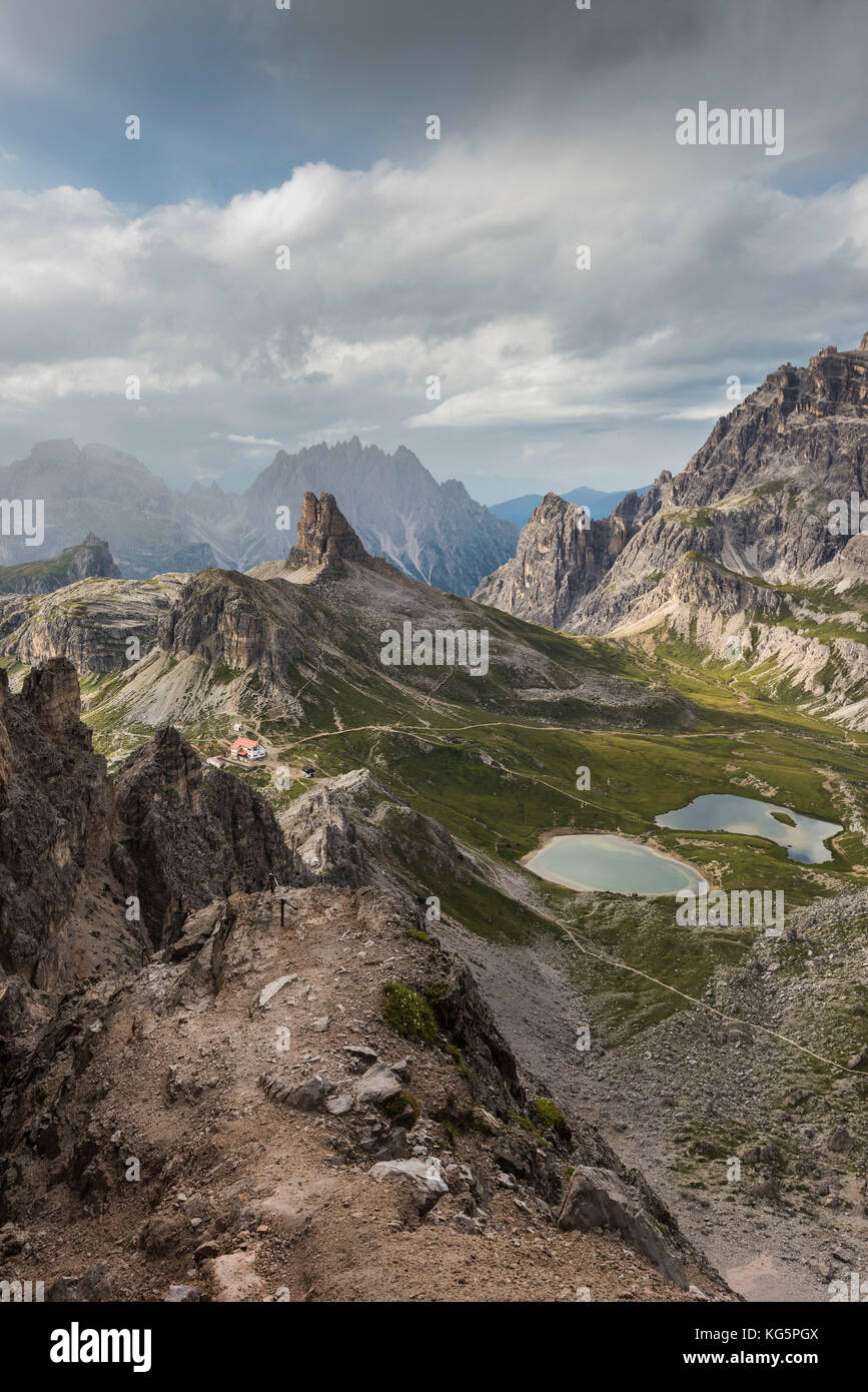 Sexten, Dolomiten, Südtirol, Provinz Bozen, Italien. Ansicht der Ref. Locatelli, Laghi dei Piani und Torre di Toblin vom 'Weg des Friedens' zum Berg Monte Paterno Stockfoto