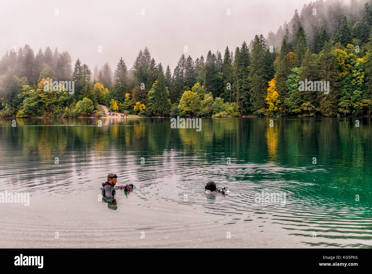 Italien, Trentino Alto Adige, Nonstal, Taucher Wasser von tovel See erkunden Stockfoto