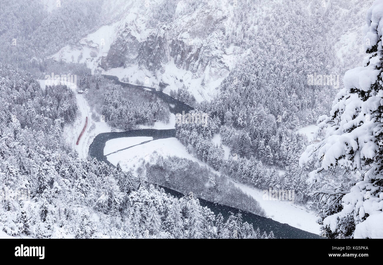 Der rote Zug in der Schlucht trotz starkem Schneefall. Rhein Schlucht (ruinaulta), Flims, Landquart, Graubünden, Schweiz, Europa Stockfoto