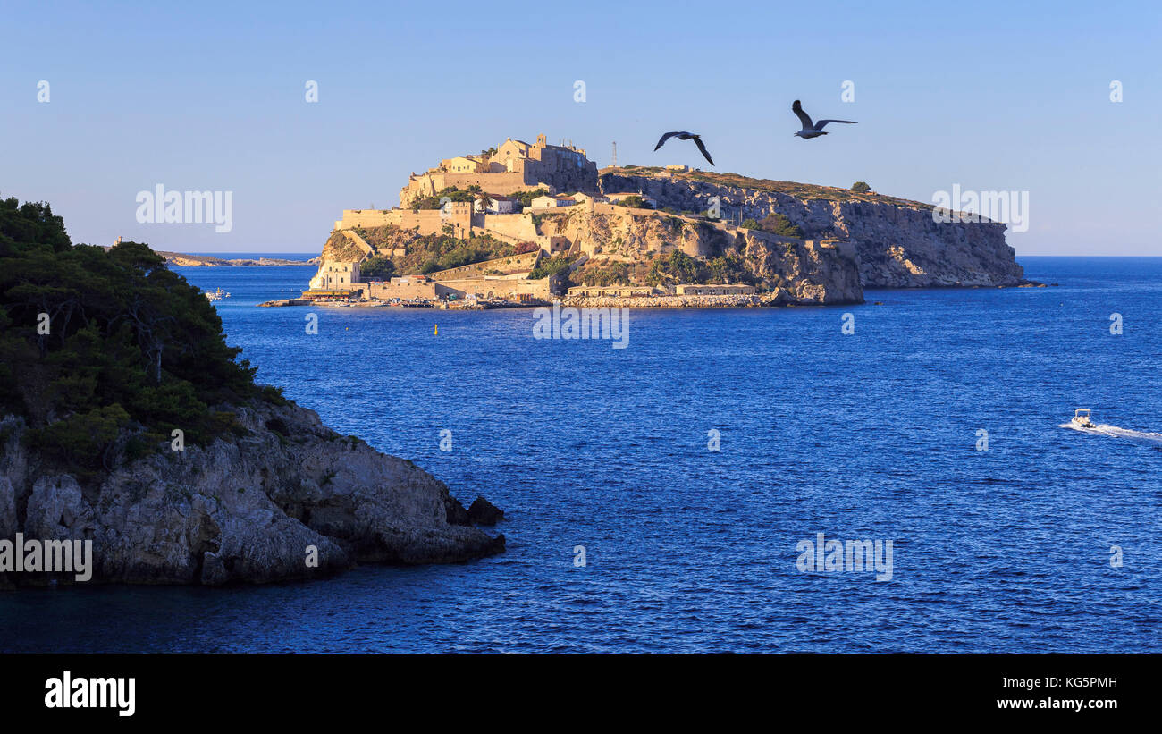 San Nicola Insel Iminiert von Sonnenuntergang Sonne. Tremiti Island, Foggia, Apulien, Italien. Stockfoto