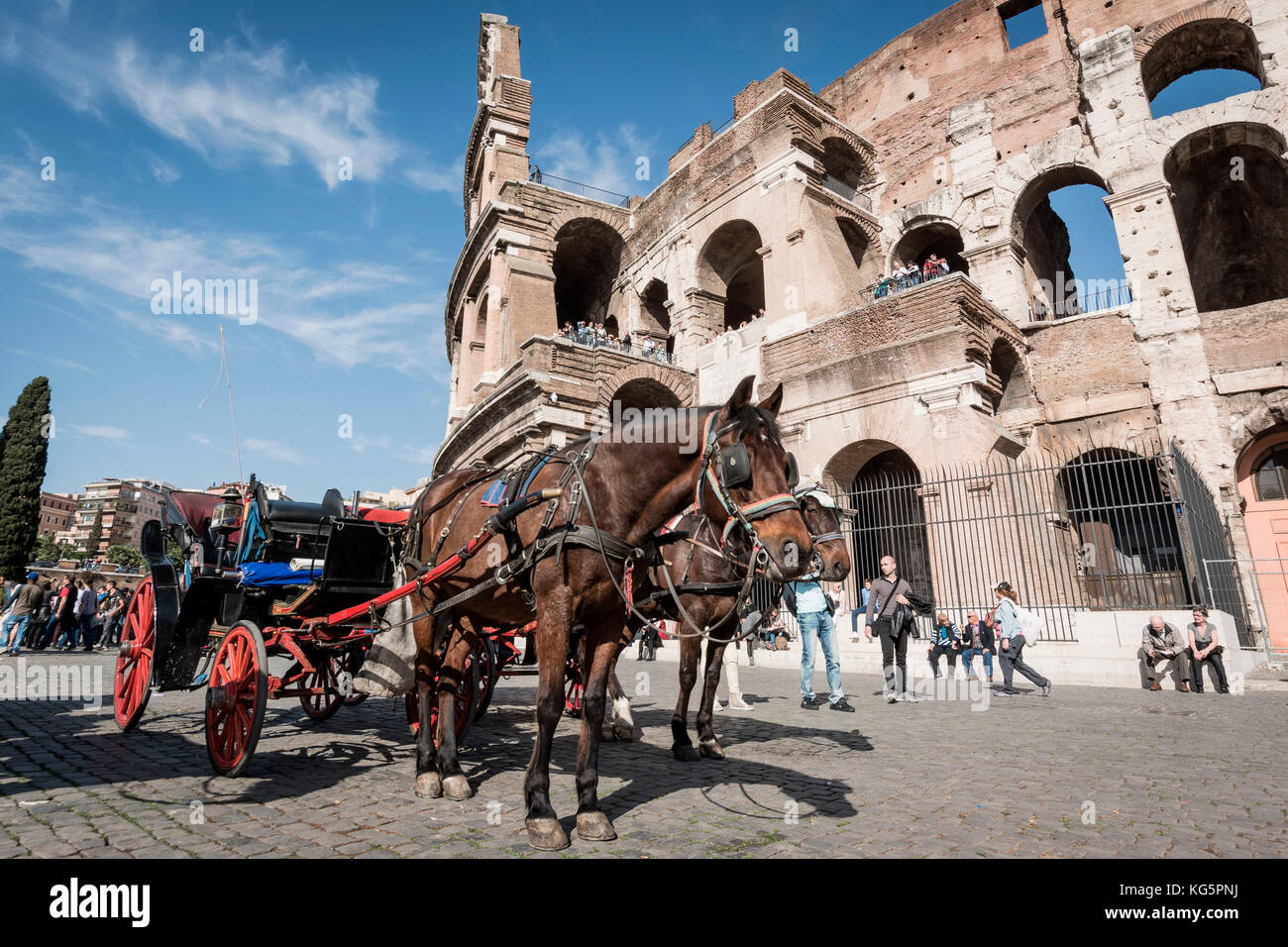 Rom, Latium, Italien Kolosseum, Beförderung und Touristen Stockfoto