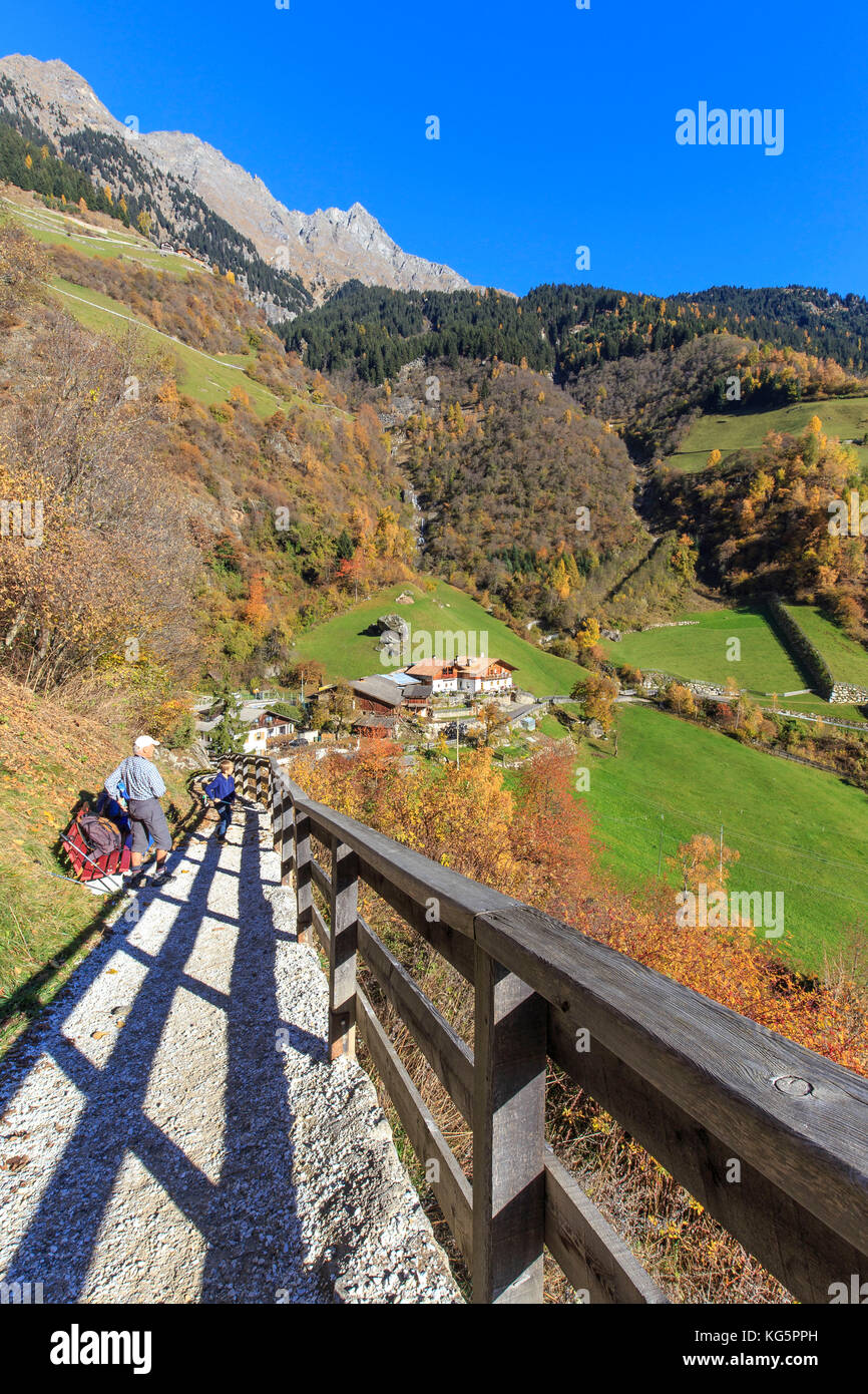 Die Menschen sehen die Landschaft durch den herbstlichen Farben gehalten. Partschins Wasserfall, Partschins, Val Venosta, Alto Adige/Südtirol, Italien, Europa Stockfoto