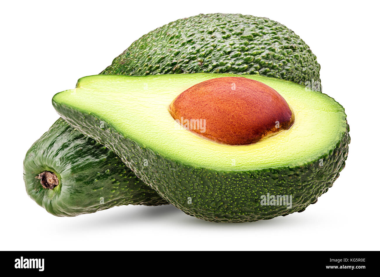 Avocado mit einem Schnitt in der Hälfte mit Knochen auf weißem Hintergrund Stockfoto